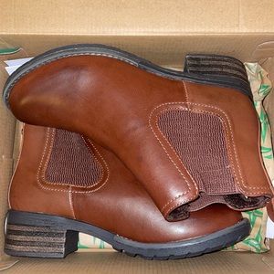 Eastland Jasmine Chelsea Boots
